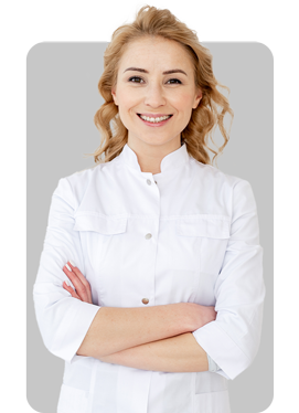 Médica com braços cruzados